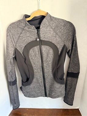 Lululemon Reversible Jacket
Find Your Bliss Black / Heather Gray Size 6